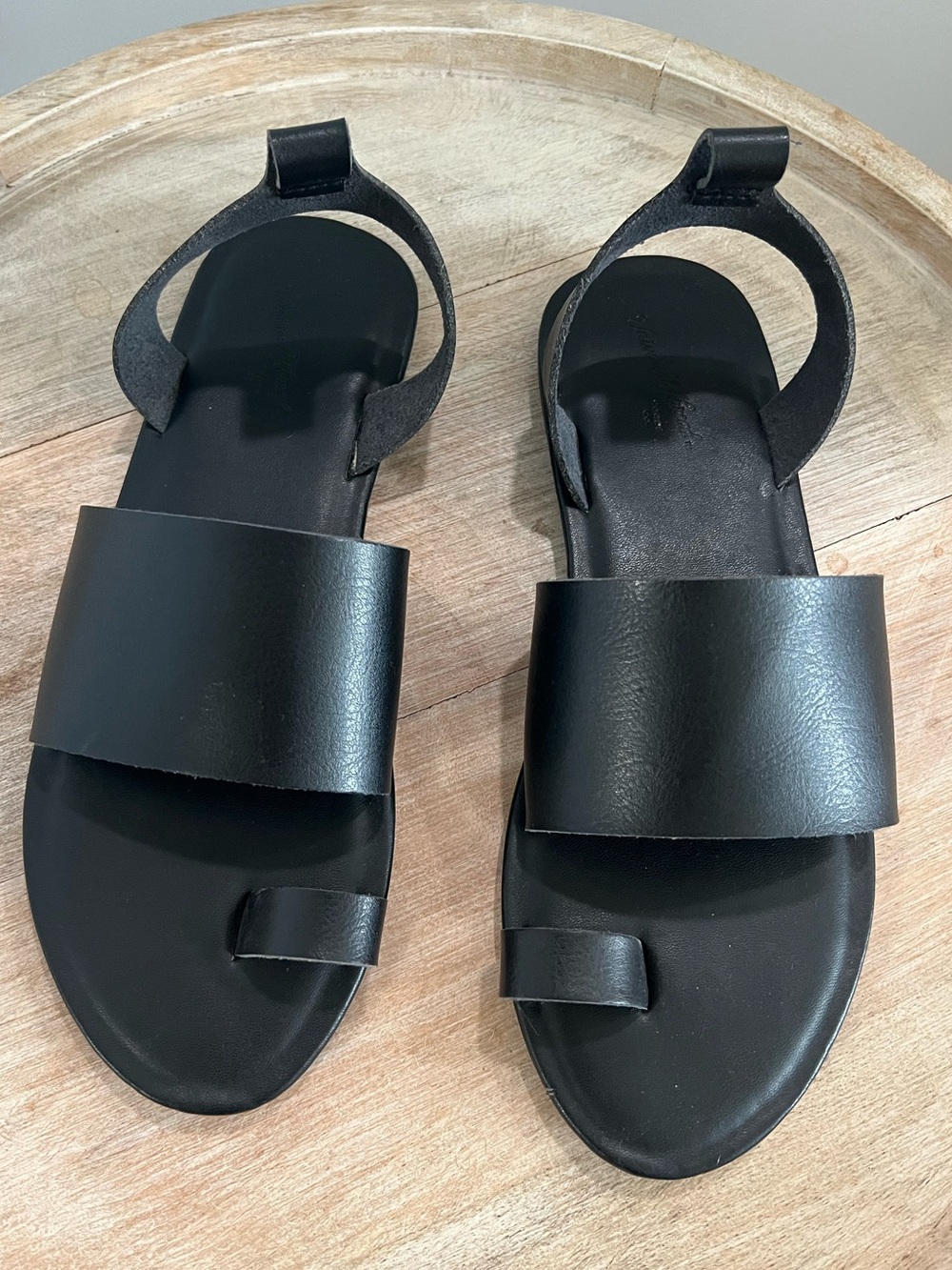 Universal Thread Black Leather-Look Wide Band Sandals with Toe Loop